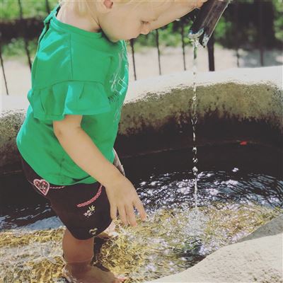 Bambino che gioca con l'acqua